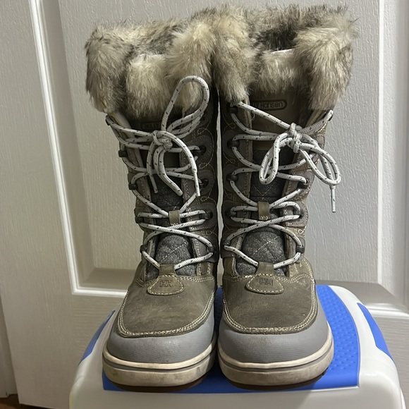 HELLY HANSEN “W GARIBALDI VL” BOOTS, LIGHT GREY/ ALLOY/ NIMBUS CLOUD.US SIZE 6.5 - Picture 3 of 6